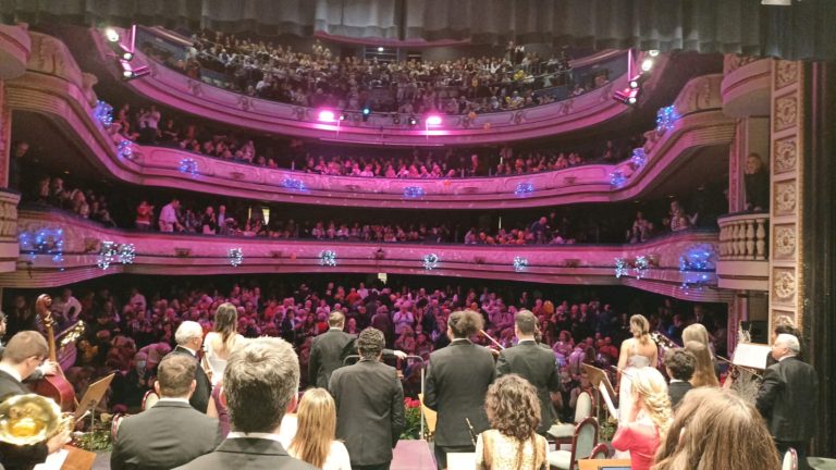 Orquesta y público en un teatro durante un concierto de Año Nuevo