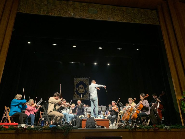 José Escandell dirigiendo una orquesta de cuerda en un teatro