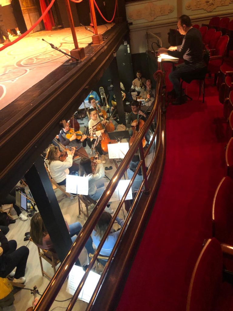 Ensayo con la orquesta en el foso del teatro