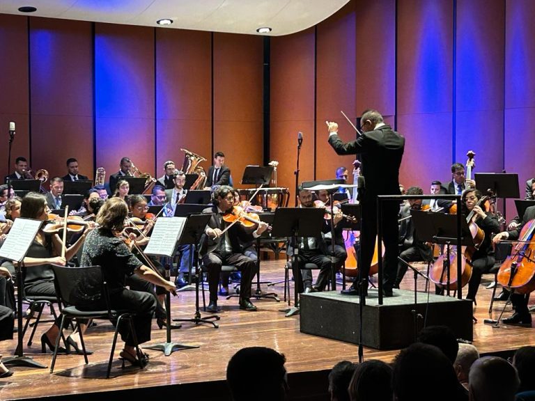 José Escandell dirigiendo una orquesta sinfónica en el auditorio